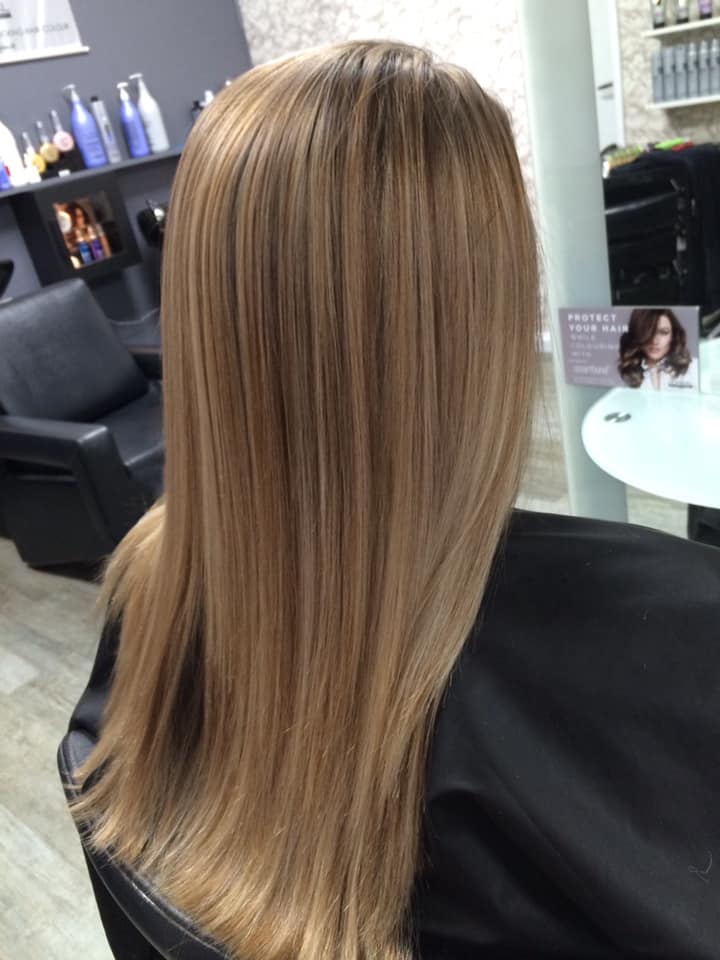 woman in expertease hair saloon